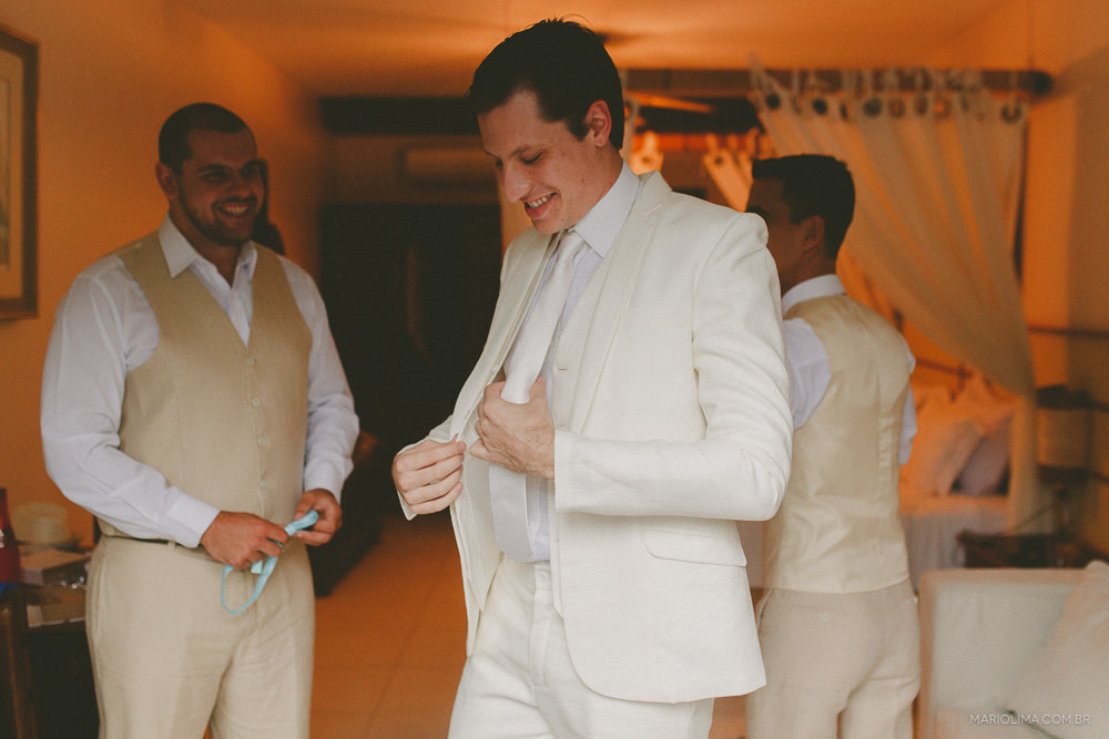 Padrinho olhando noivo arrumar a gravata em Hotel Real Villa Bella