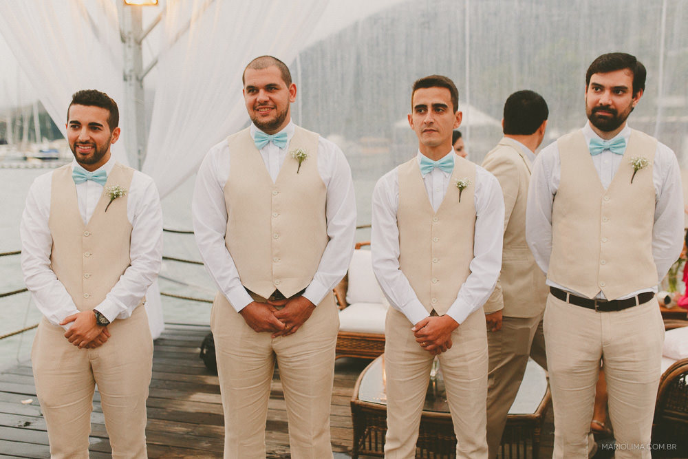 Padrinhos em cerimônia de casamento no Pier 151 em Ilhabela
