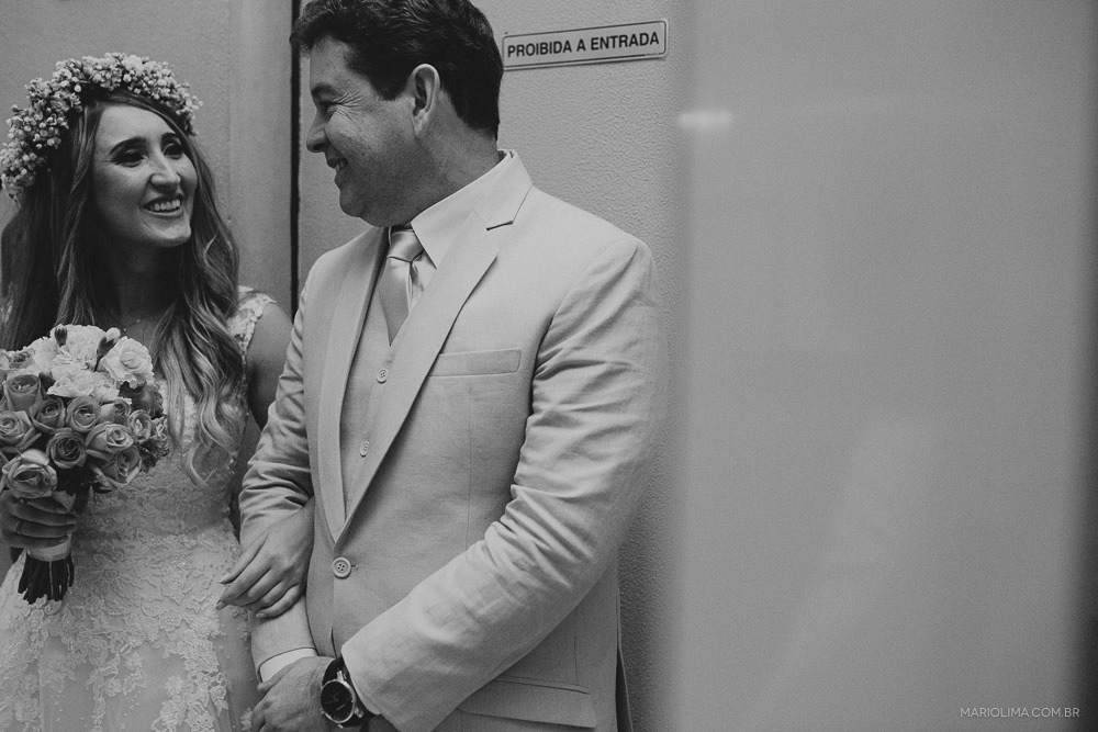 Retrato de noiva de braços dado com o pai 