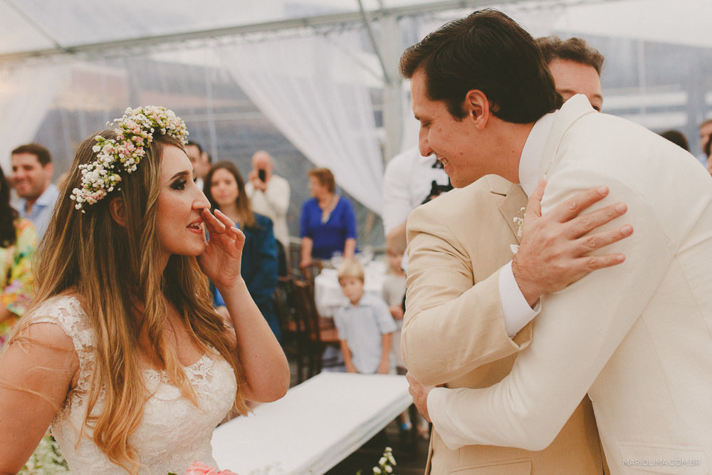 Noivo cumprimentando o sogro em cerimônia de casamento no Pier 151 em Ilhabela