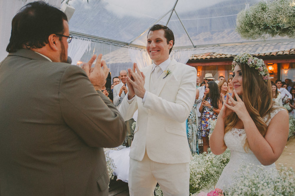 Noivos e celebrante em cerimônia de casamento no Pier 151 em Ilhabela