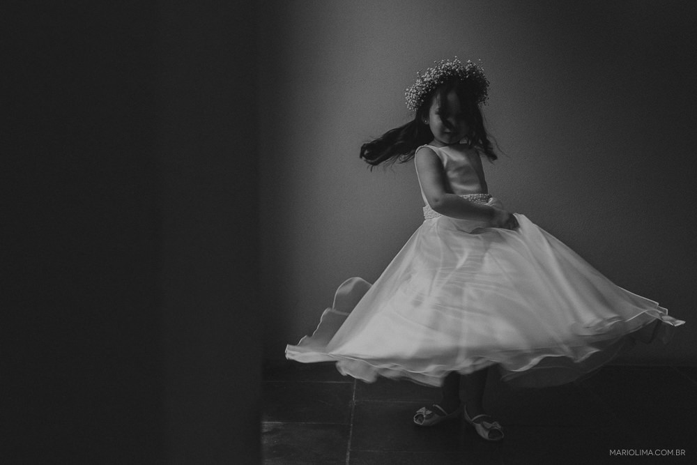 Daminha segurando vestido em Hotel Real Villa Bella