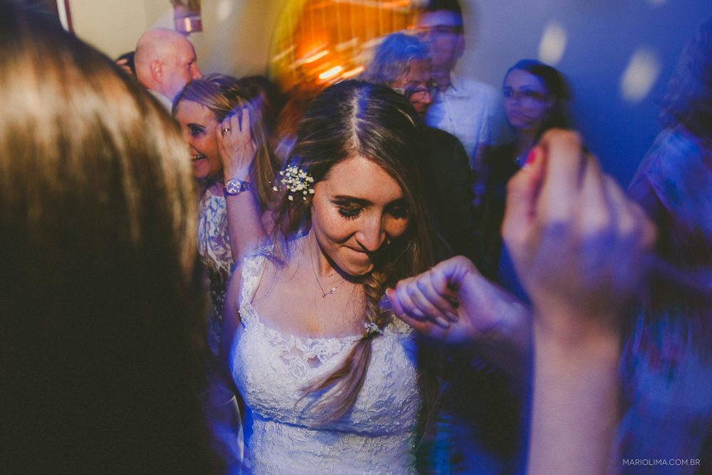 Noiva dançando em festa de casamento