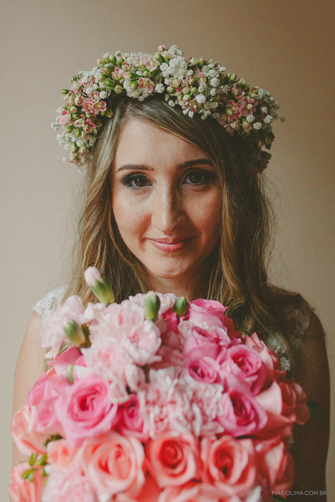 Fotografia den oiva segurando bouquet