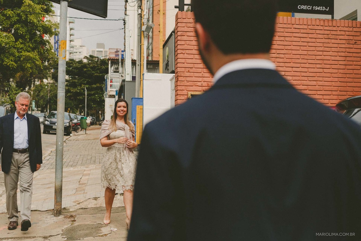Noivos se encontrando na rua em frente ao cartório