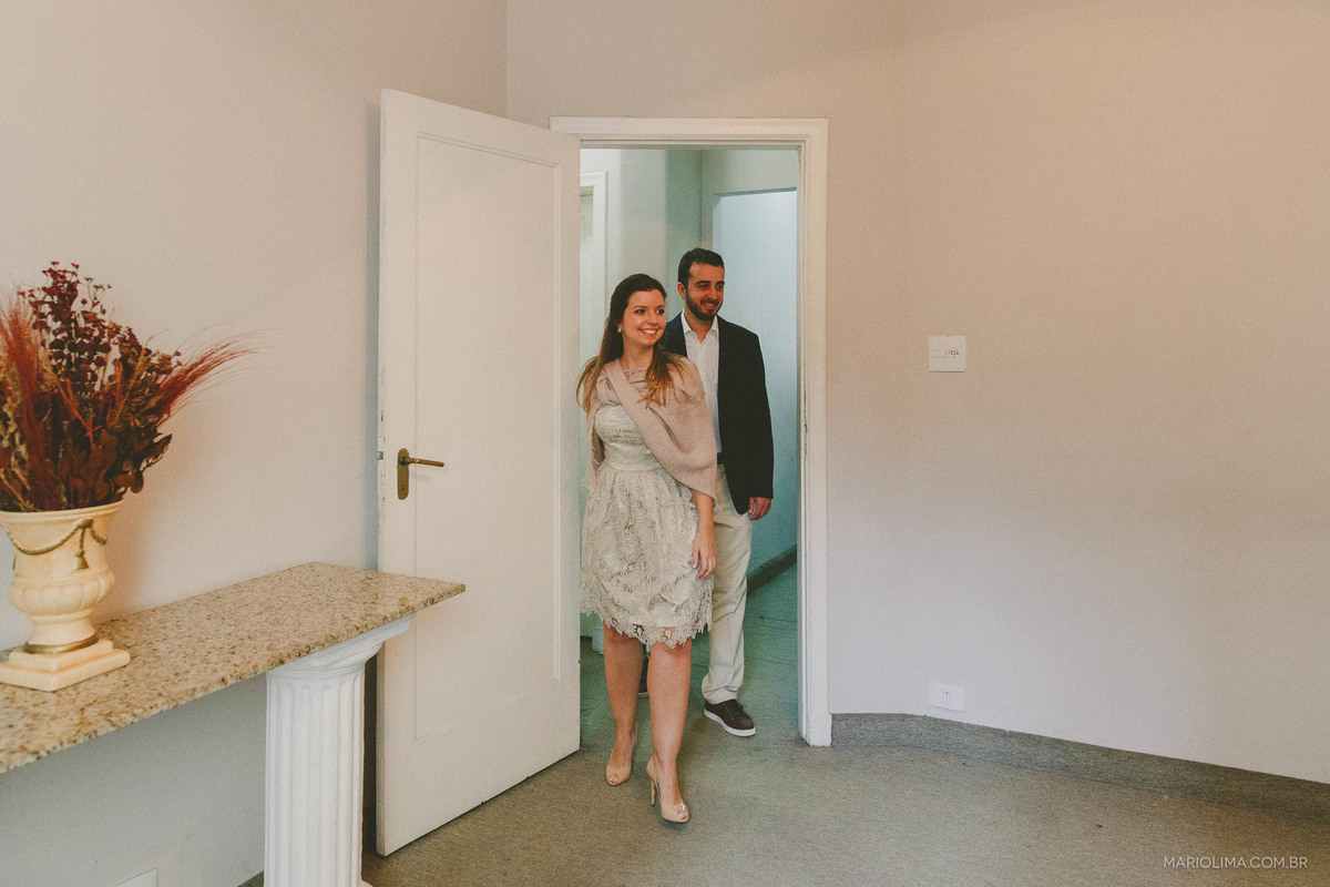 Noivos entrando na sala do cartório