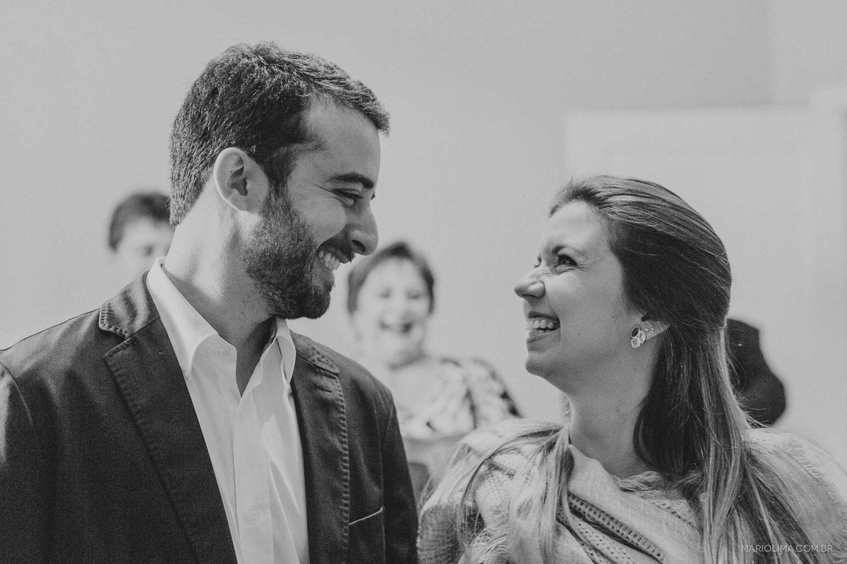 Noivos sorrindo em casamento no cartório
