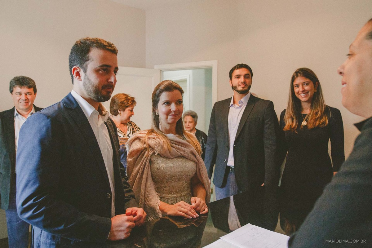 Fotografia de noivos em casamento no cartório