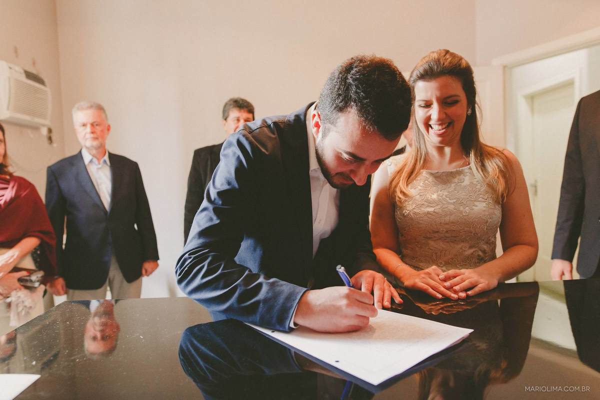 Fotografia de Noivo assinando no cartório