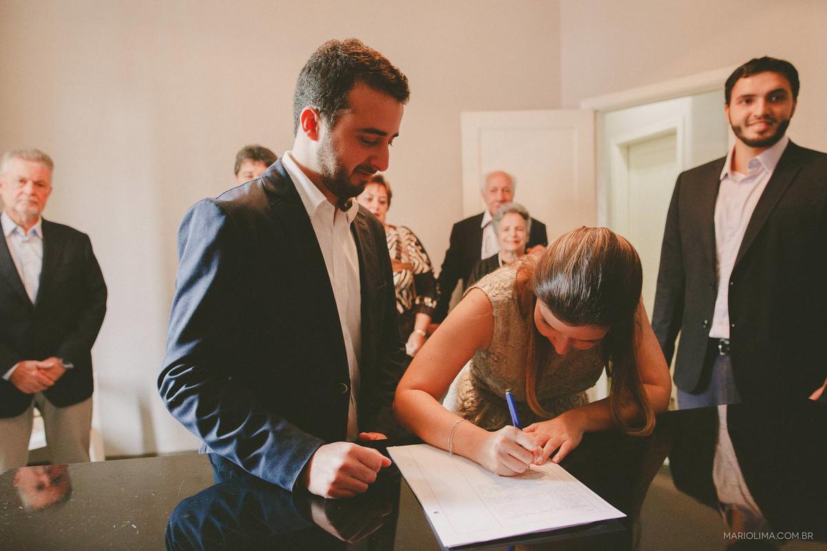 Fotografia de Noiva assinando no cartório