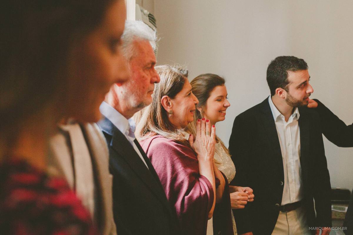 Fotografia de noivos em familiares no cartório