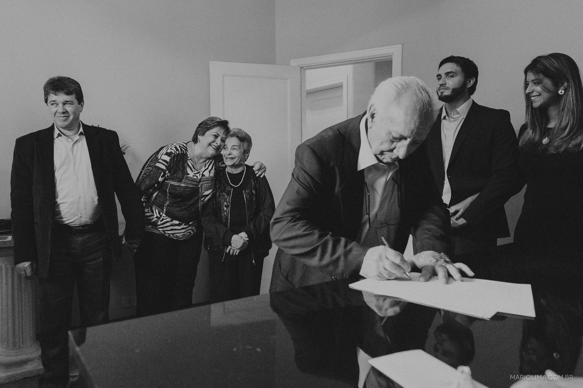 Fotografia de pai assinando no cartório