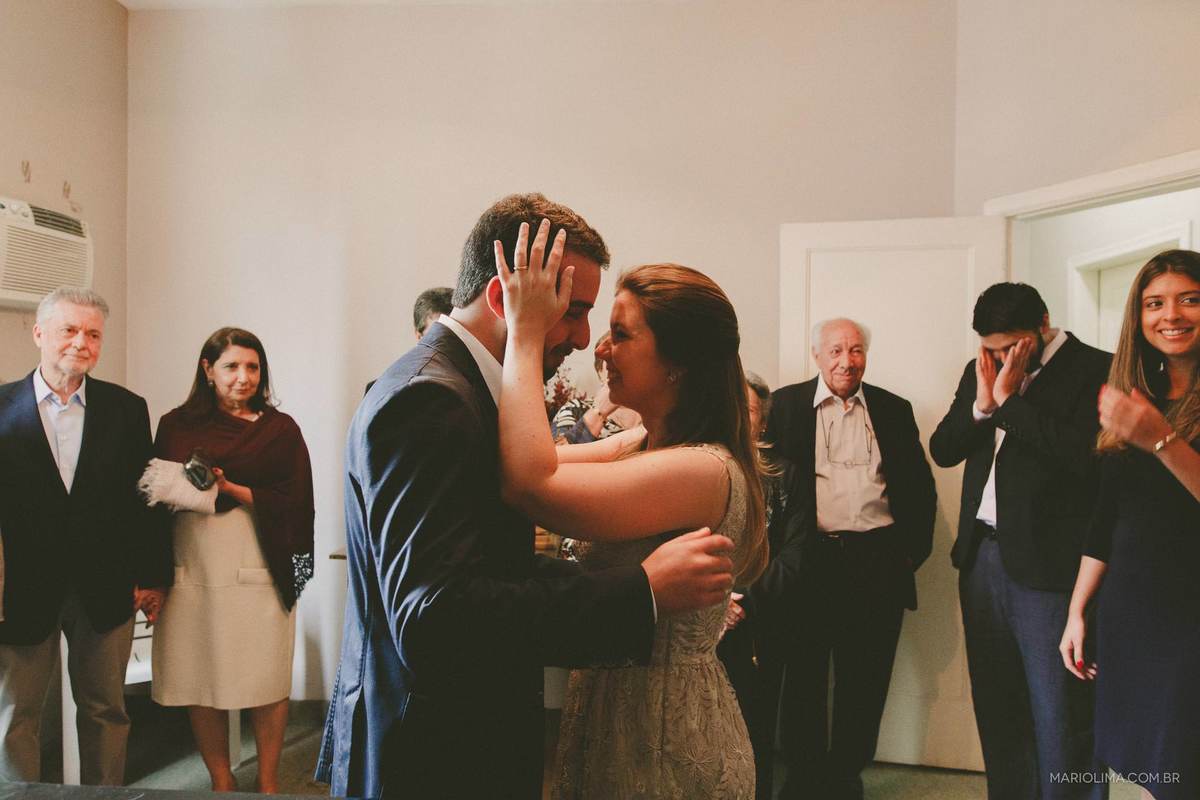 Noivos olhando um para o outro em casamento no cartório