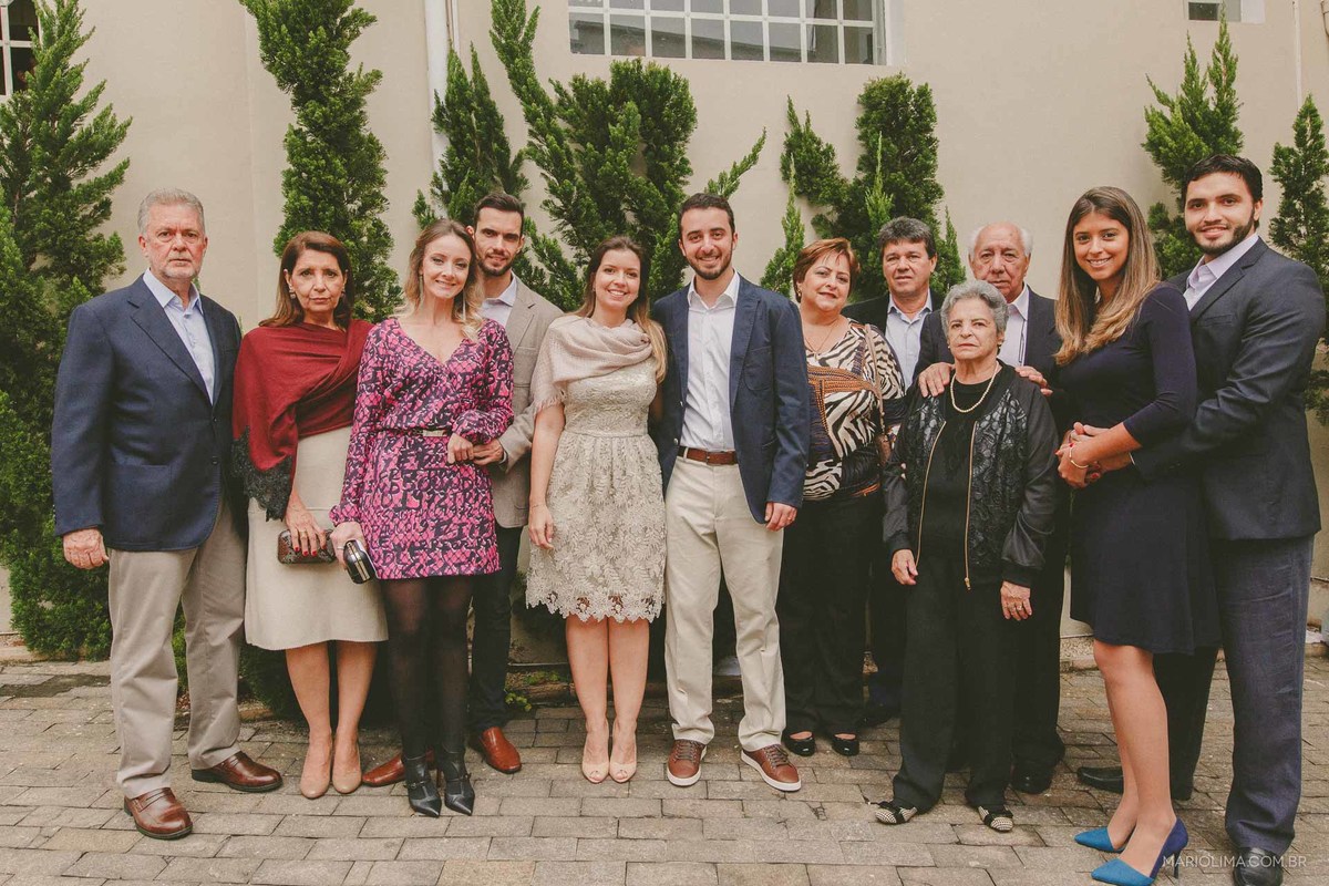 Fotografia de noivos e familiares no cartório