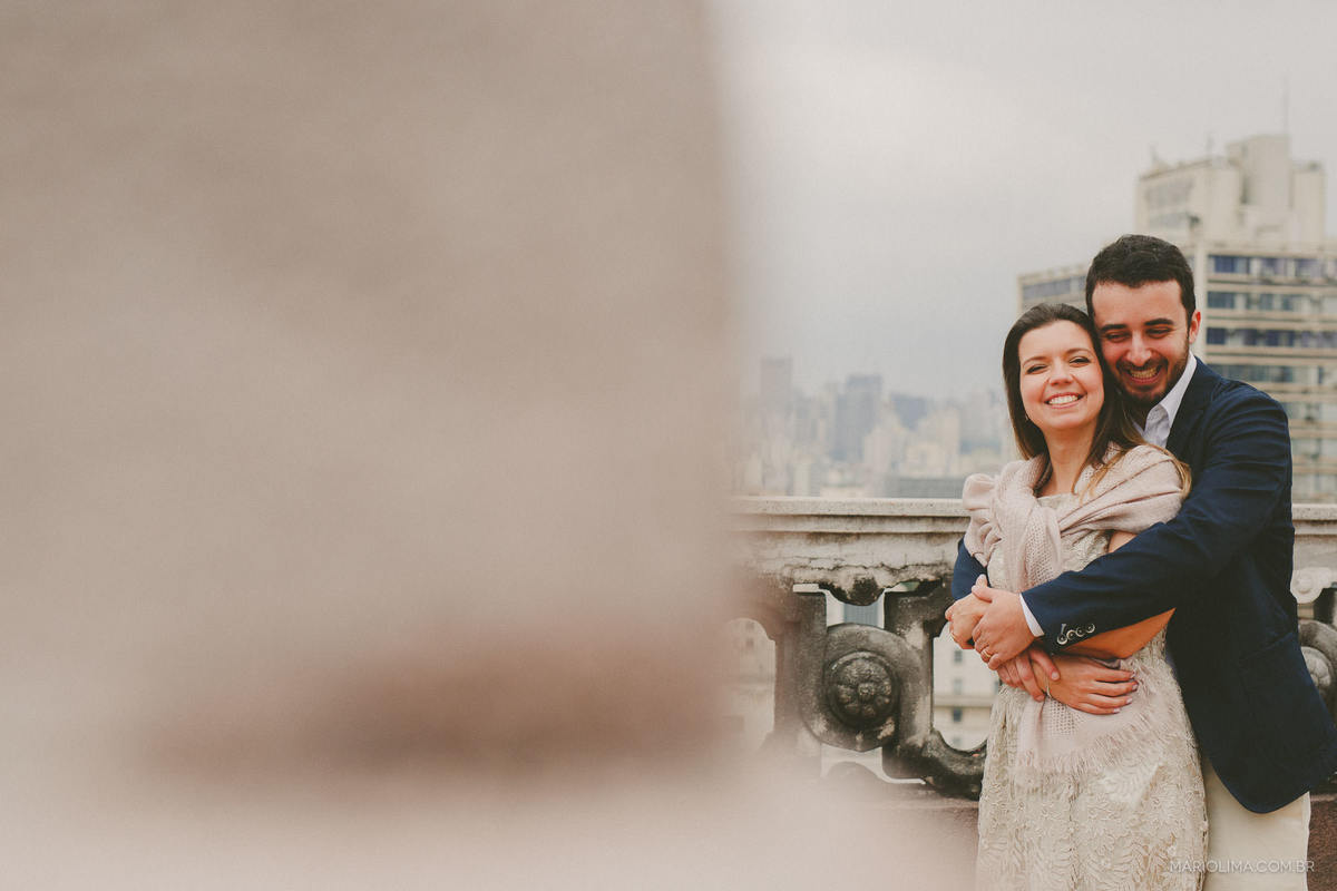 Noivo abraçando a noiva em Edifício Martinelli no centro histórico de São Paulo.