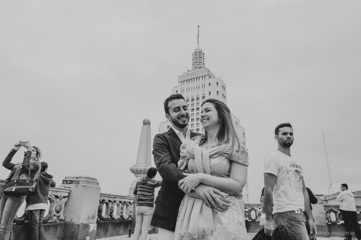 Noivo abraçando a noiva em Edifício Martinelli no centro histórico de São Paulo.