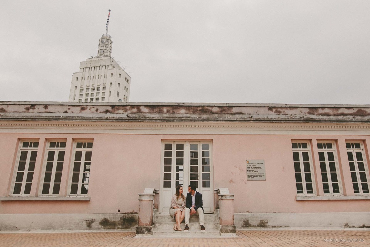 Noivos sentados em Edifício Martinelli no centro histórico de São Paulo.