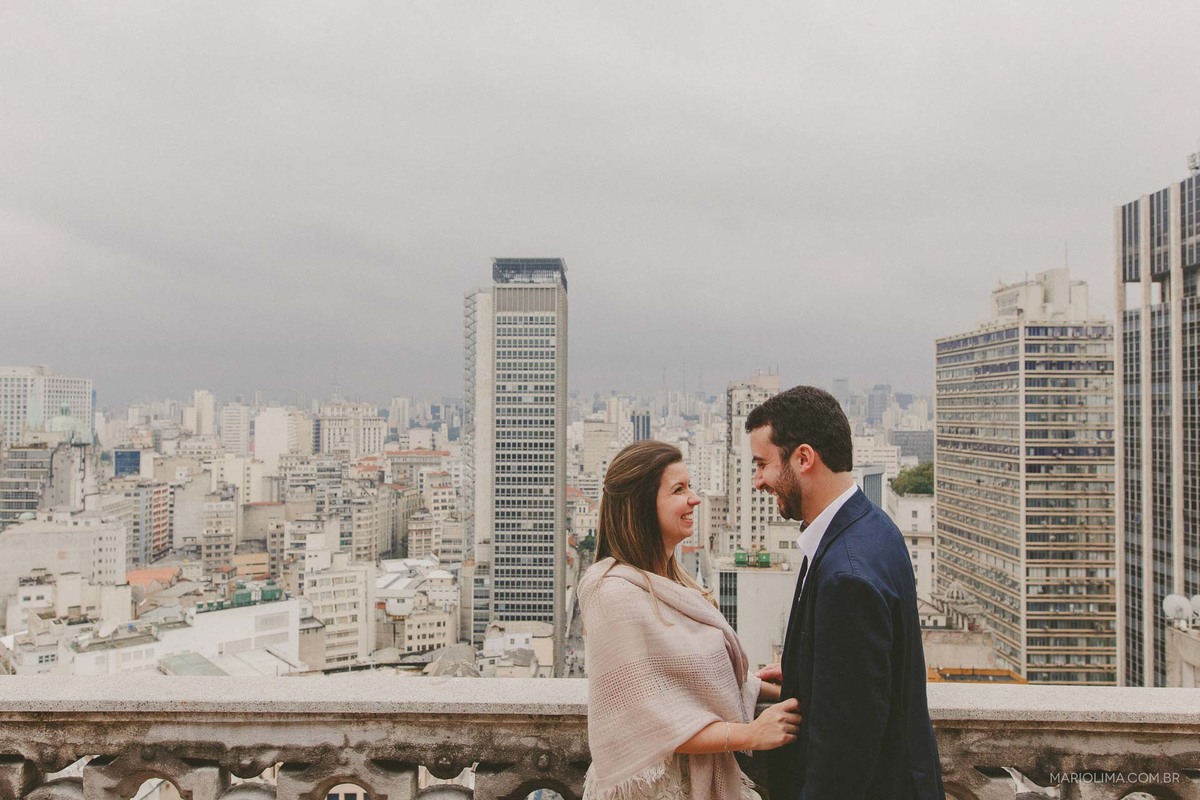 Retrato de noivos no Edifício Martinelli no centro histórico de São Paulo.