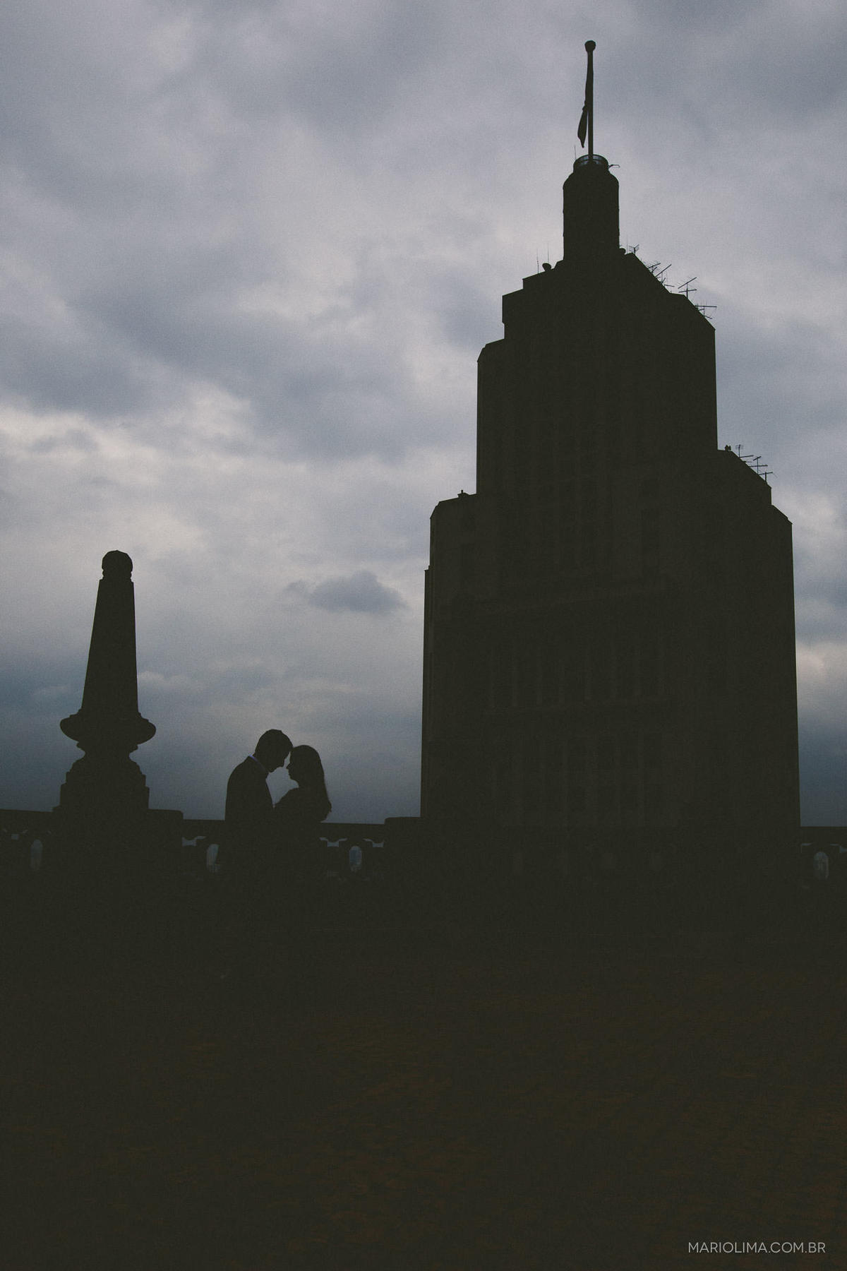 Retrato de noivos abraçados no Edifício Martinelli no centro histórico de São Paulo.