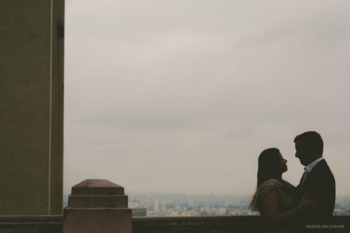 Fotografia de noivos se olhando em Edifício Martinelli no centro histórico de São Paulo.