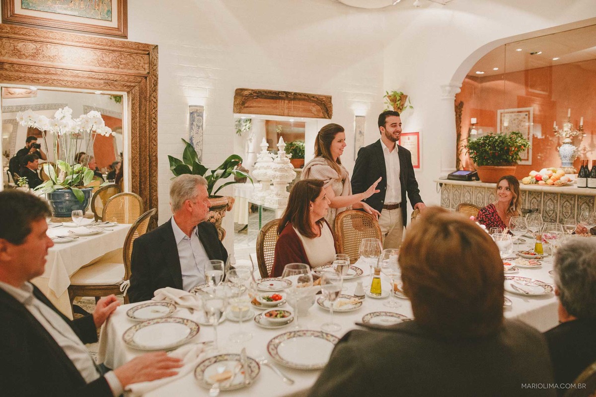 Noivos entrando em festa de casamento no Restaurante La Tambouille