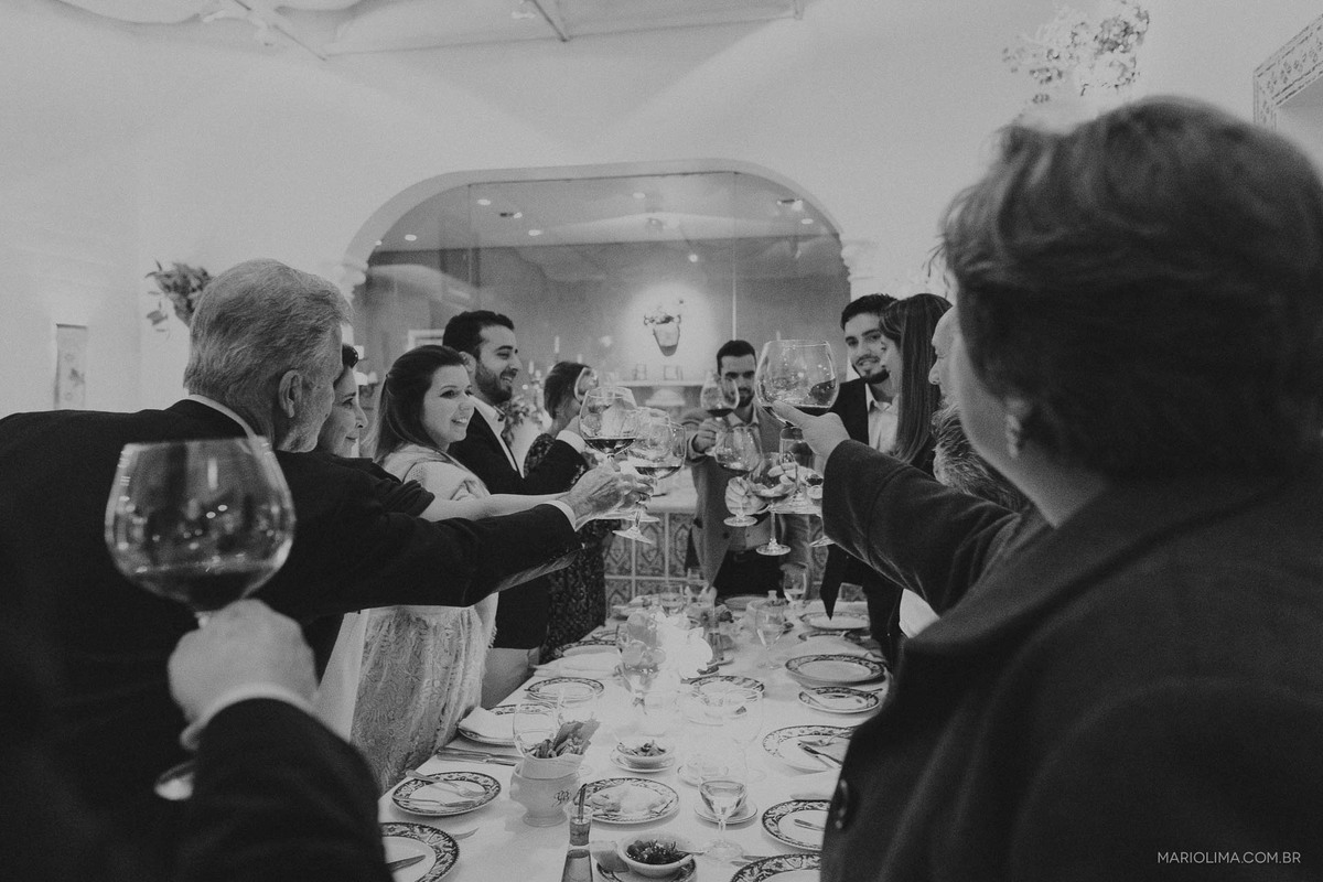 Noivos e familiares brindando em festa de casamento no Restaurante La Tambouille