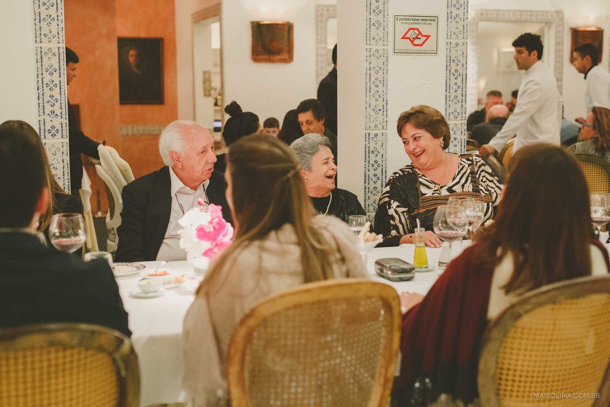 Familiares dando risada em festa de casamento no Restaurante La Tambouille