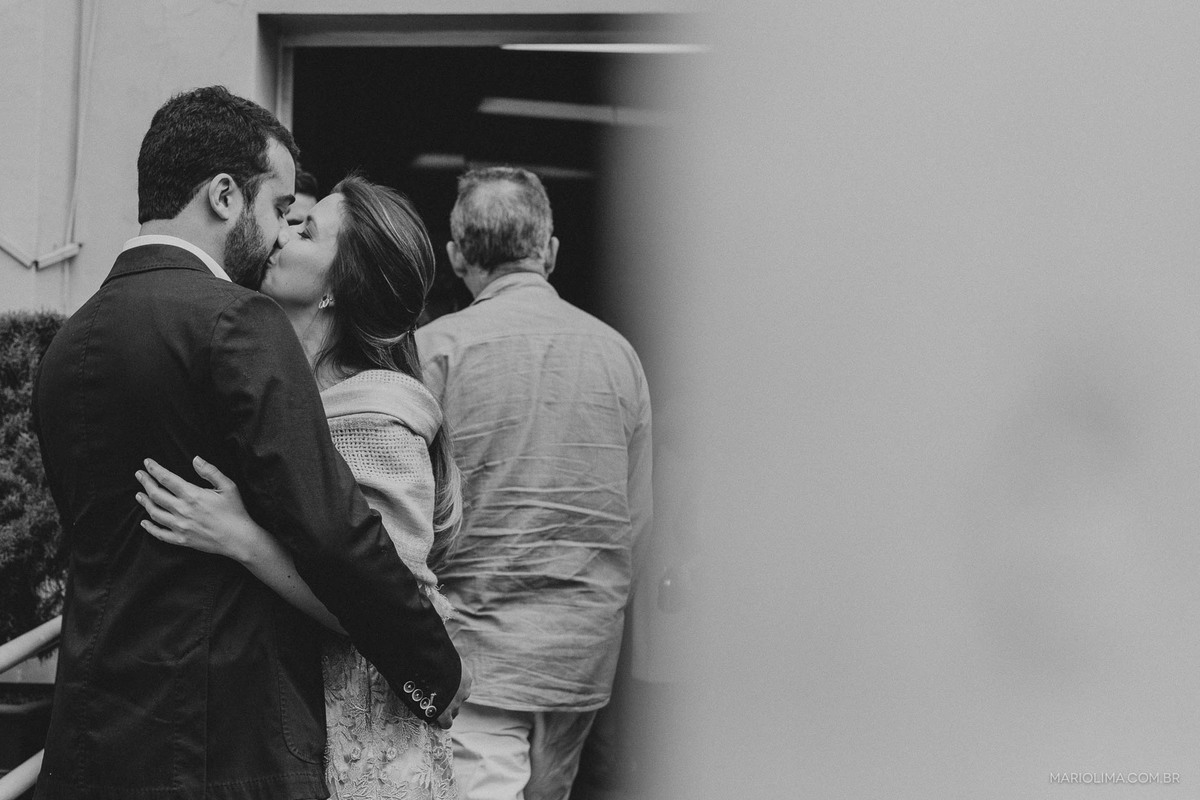 Beijo dos noivos no cartório