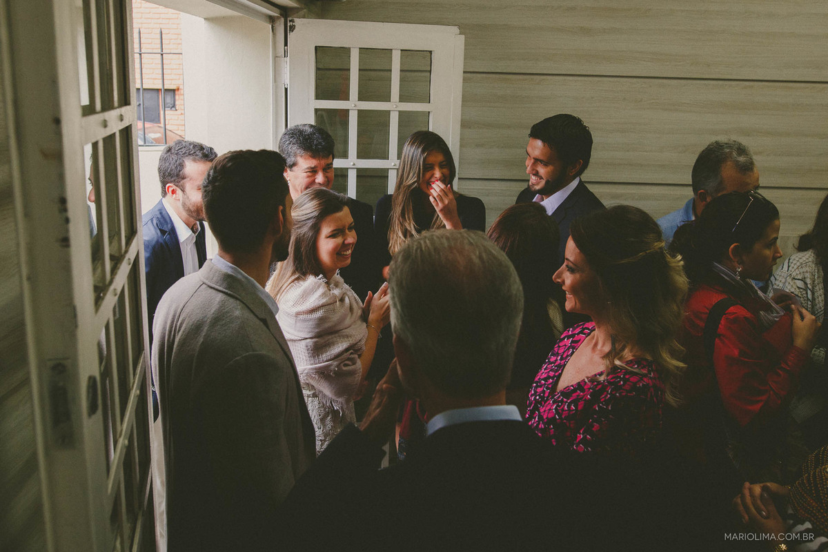 Fotografia de noivos e familiares em cerimônia de casamento