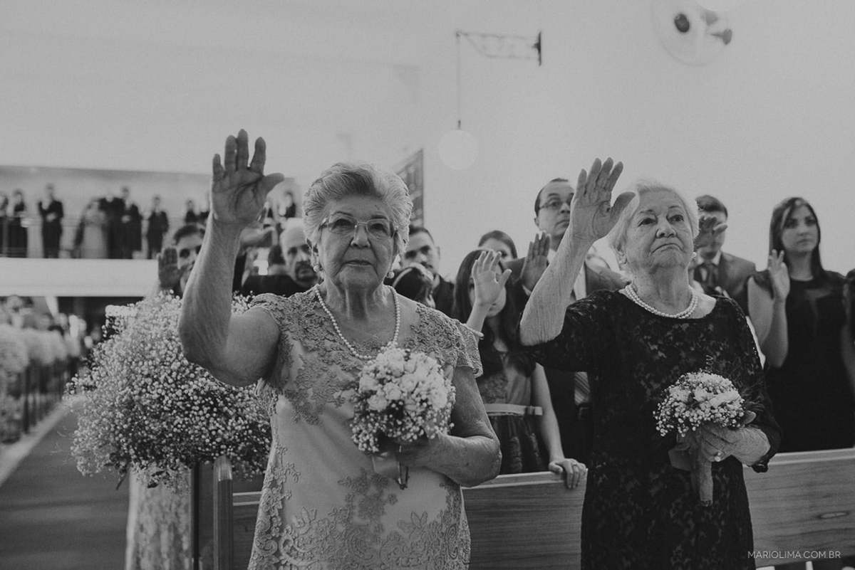 Avós abençoando os noivos em Capela do Colégio Progresso de Araraquara