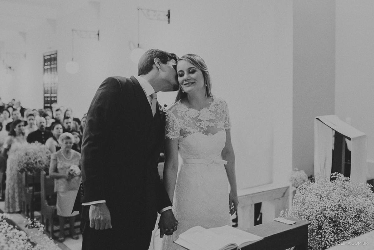 Noivo beijando no rosto da noiva em Capela do Colégio Progresso de Araraquara