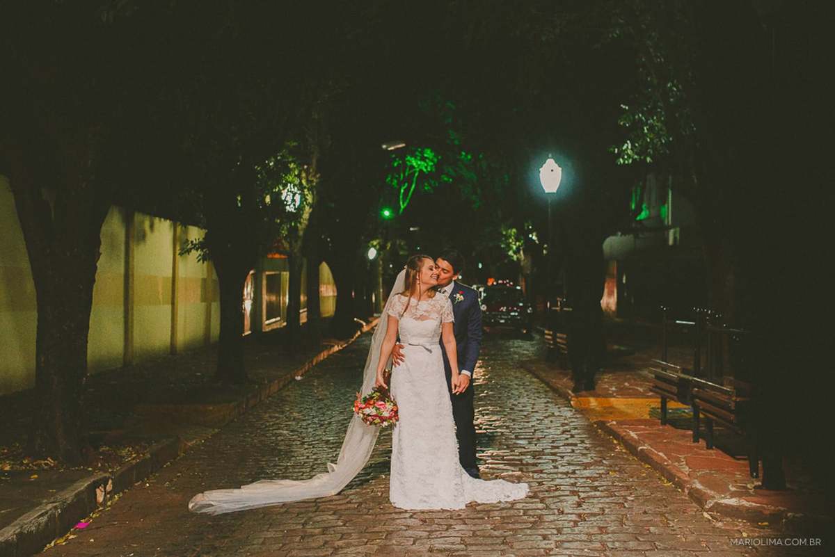 Fotografia de noivos na rua