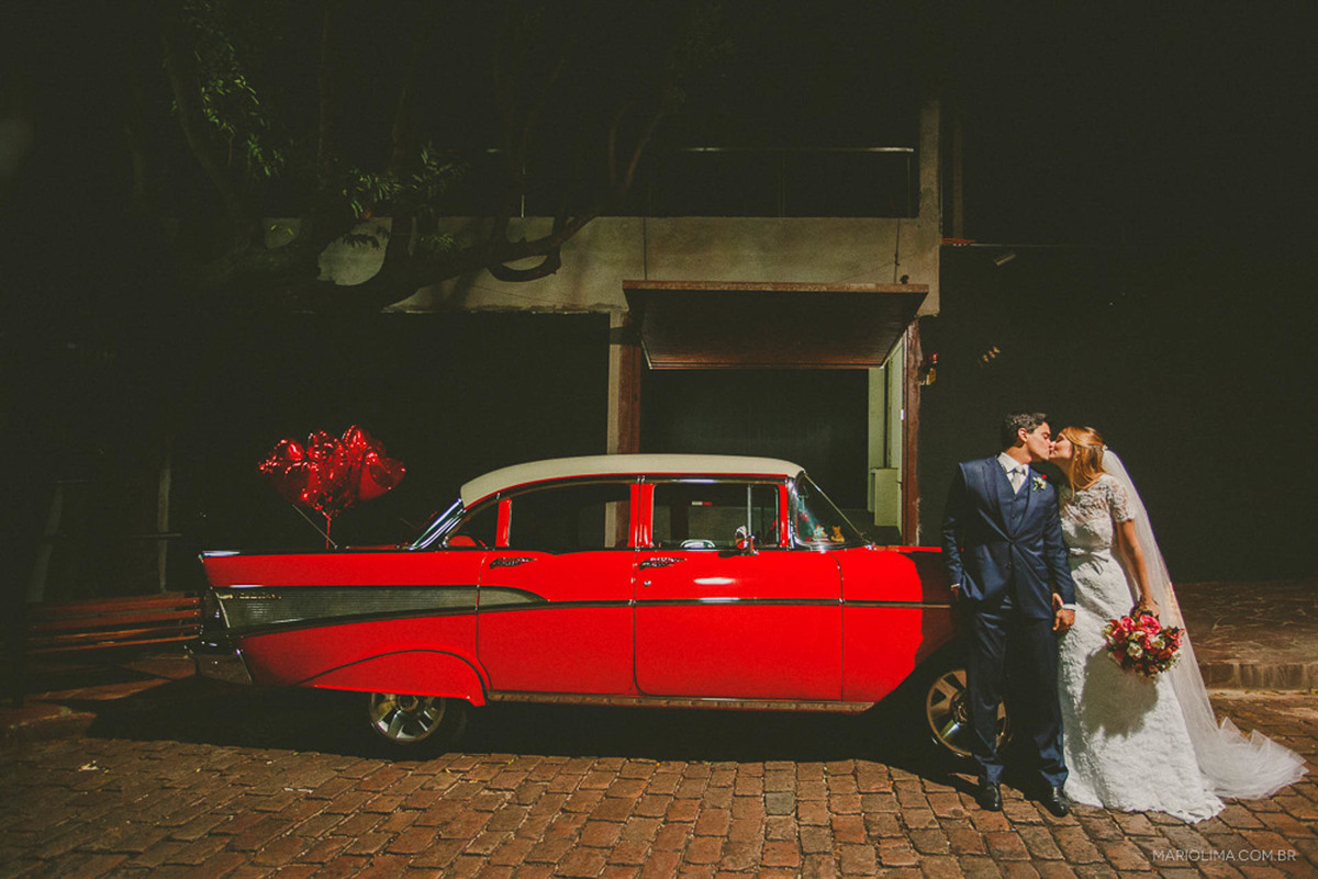 Fotografia de noivos em frente ao carro