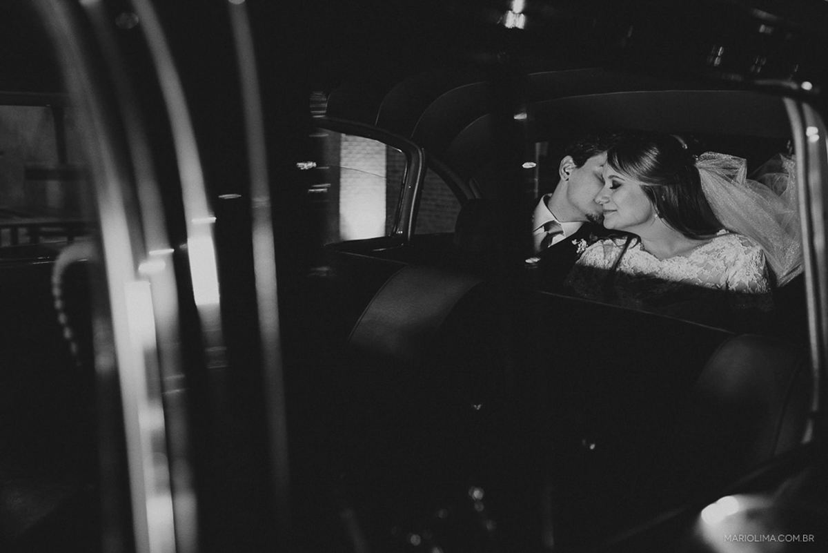 Noivo beijando a noiva dentro do carro