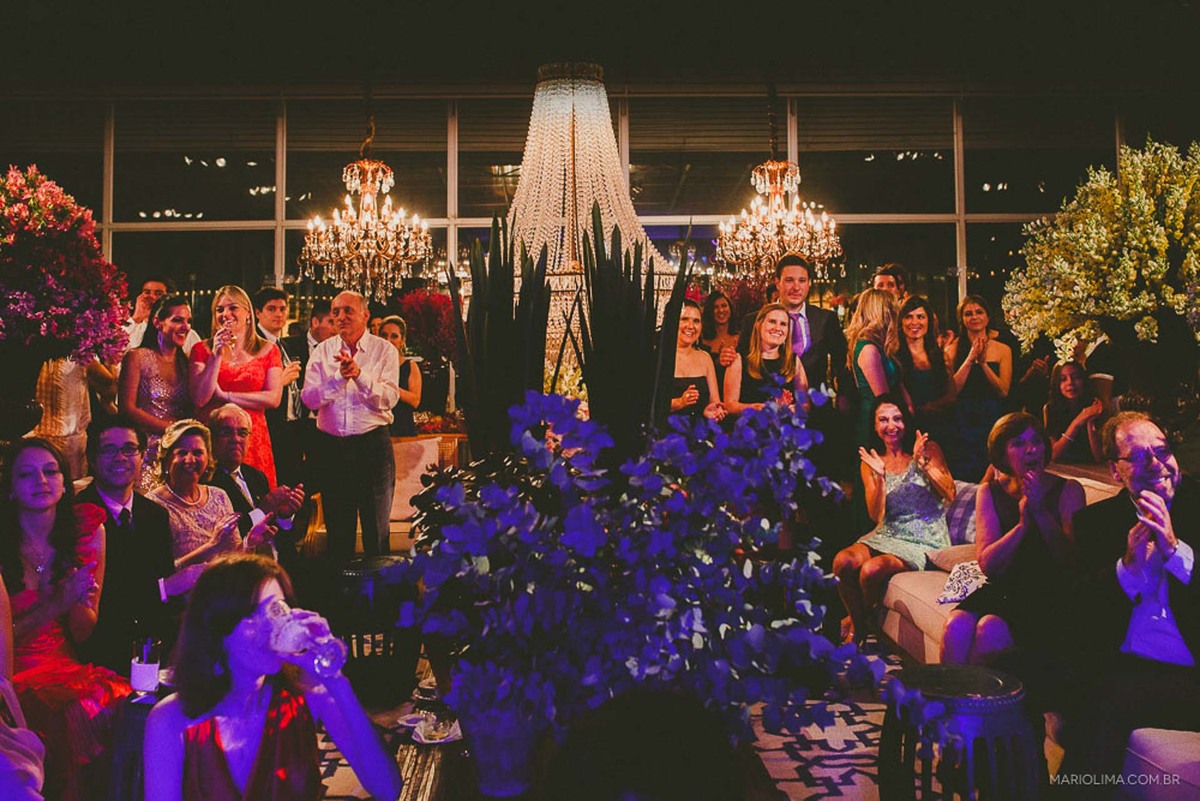 Convidados assistindo retrospectiva em Gran Hotel Morada do Sol