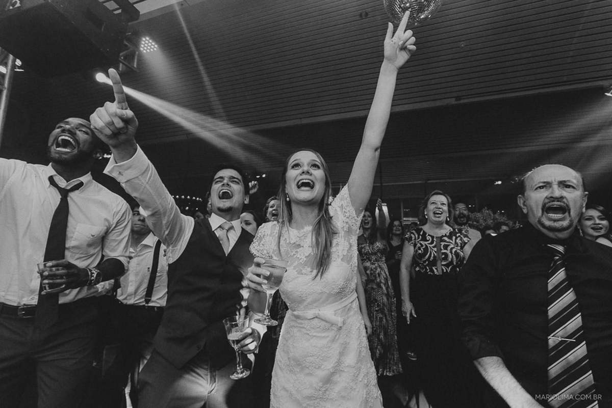 Noivos dançando com os padrinhos em Gran Hotel Morada do Sol