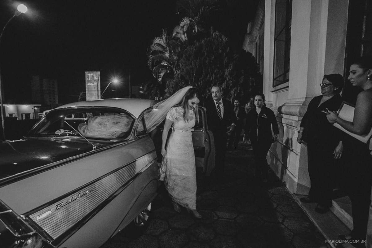 Noiva descendo do carro para cerimônia de casamento na Capela do Colégio Progresso de Araraquara