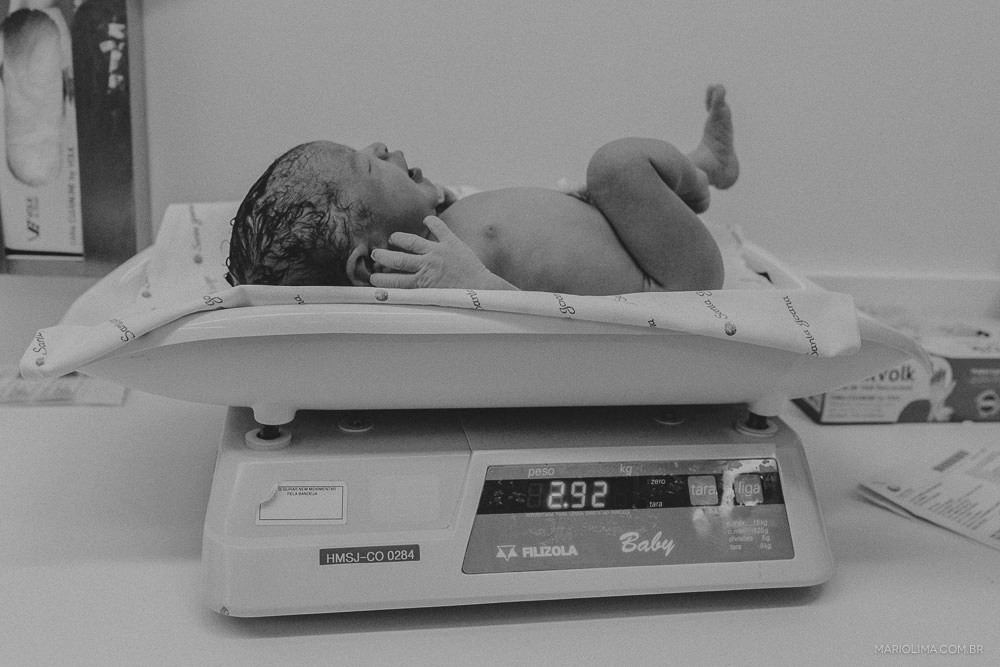 Neném na balança da sala de parto