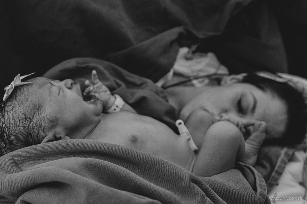 Mãe beijando o pézinho da filha em Maternidade Santa Joana