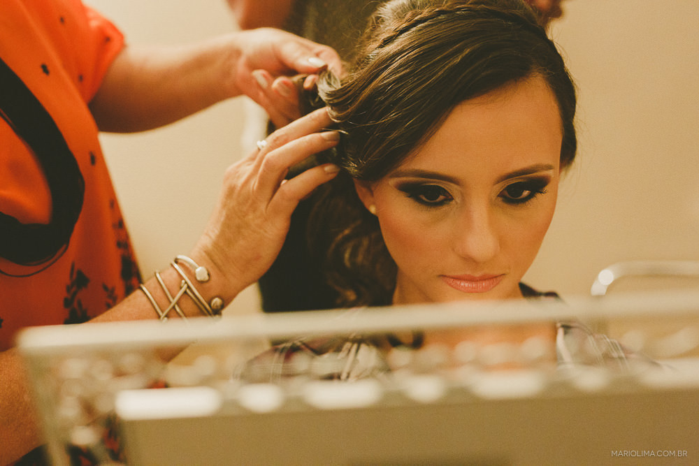 Fotografia de mãe arrumando o cabelo da noiva em Hotel Tryp Iguatemi