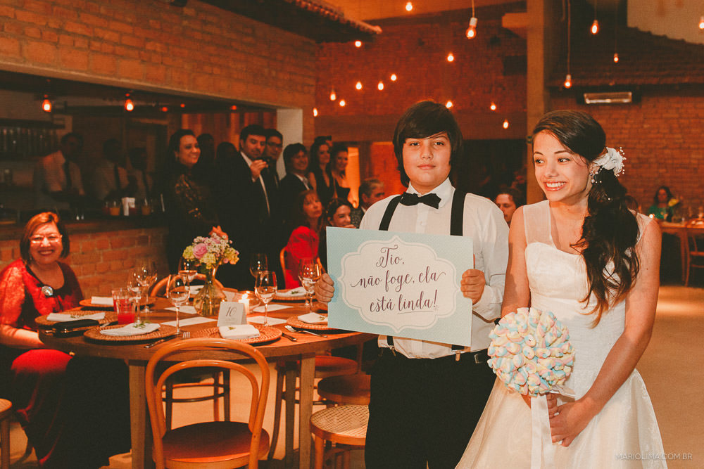 Daminha e pajem entrando na cerimônia de casamento no Manioca