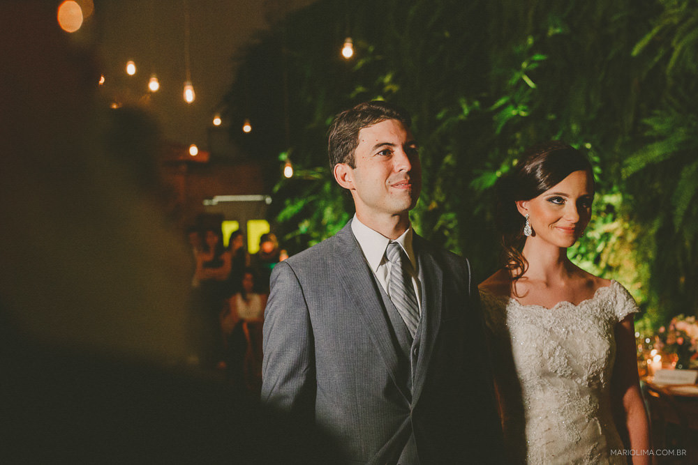 Noivos emocionados em cerimônia de casamento no Manioca