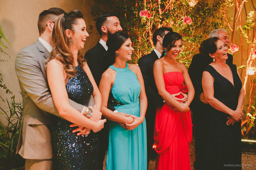 Padrinhos sorrindo em cerimônia de casamento no Manioca
