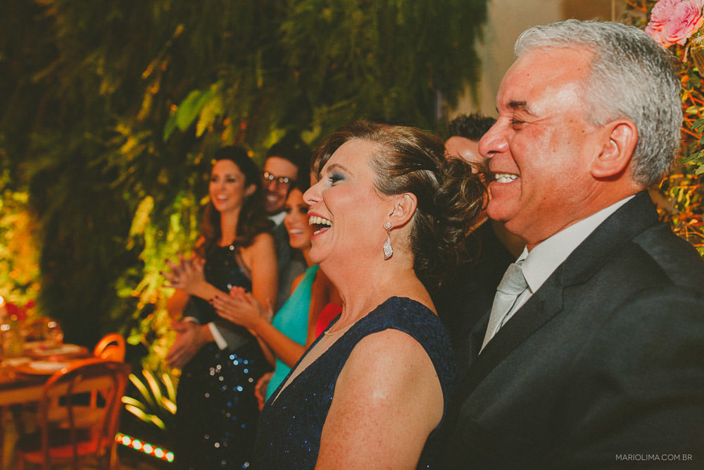 Fotografia dos pais da noiva sorrindo em cerimônia de casamento no Manioca