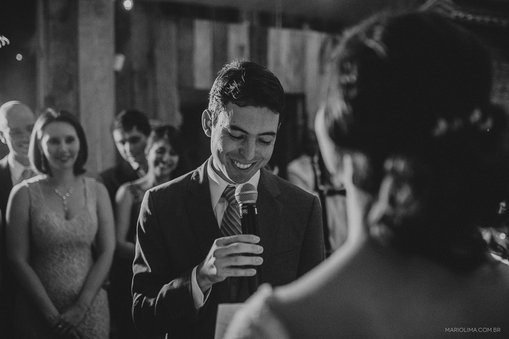 Noivo trocando votos em cerimônia de casamento no Manioca