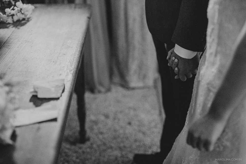 Mãos dos noivos em cerimônia de casamento no Manioca