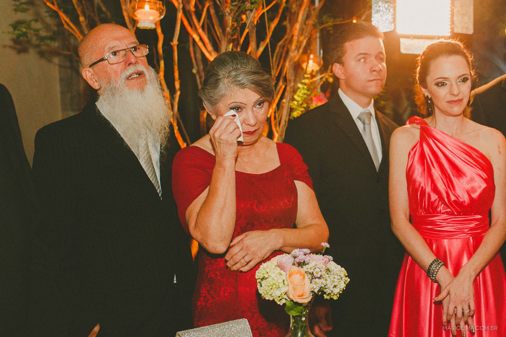 Pais e padrinhos emocionados em cerimônia de casamento no Manioca