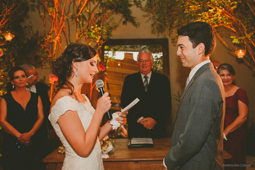 Noiva trocando votos em cerimônia de casamento no Manioca