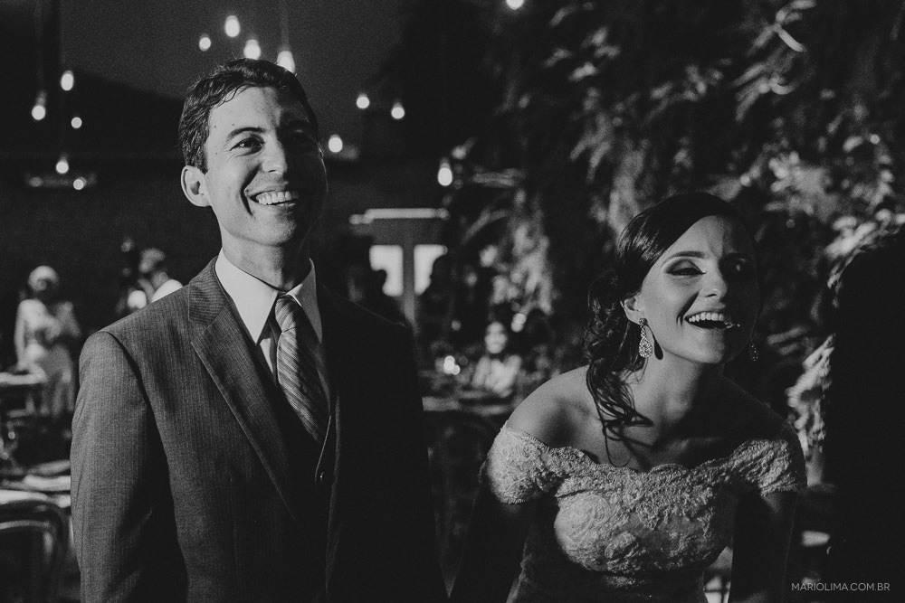 Noivos dando risada em cerimônia de casamento no Manioca