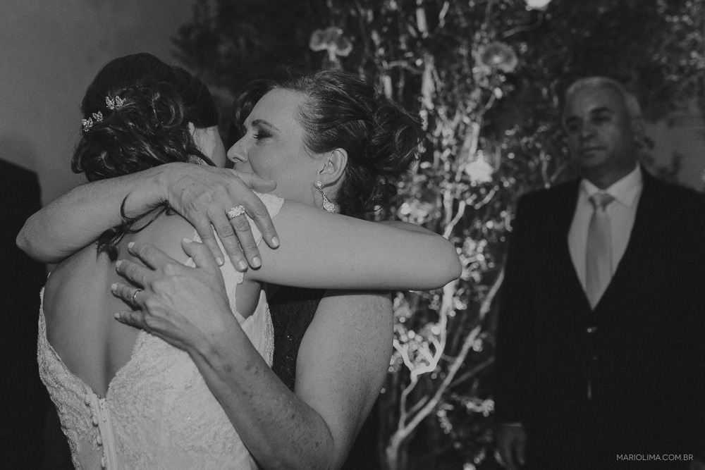 Noiva cumprimentando os pais em cerimônia de casamento no Manioca